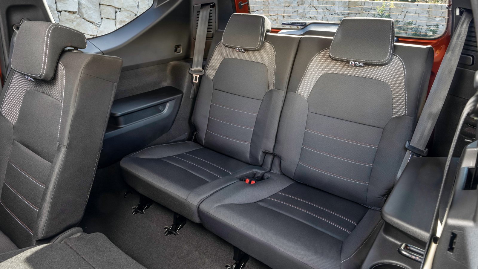 Το εσωτερικό μπορεί με ευκολία να φιλοξενήσει 7 ενήλικες, με τον αέρα για το κεφάλι στη τρίτη σειρά να είναι 8,6 εκατοστά.